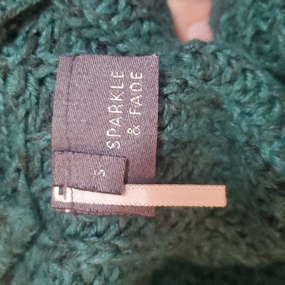 3/$15 Green Lattice Back Sweater Size Small - Picture 5 of 8
